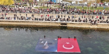 10-kasimda-ataturk-icin-el-ele-ataya-saygi-zinciri.jpg