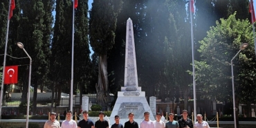 15-temmuz-oncesi-sehitlikte-anlamli-bulusma.jpg