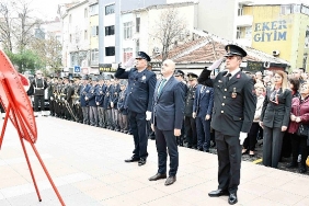 29-ekim-cumhuriyet-bayrami-celenk-sunma-toreni-gerceklestirildi.jpg