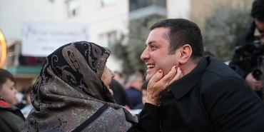 3-bin-kisi-ayni-sofrada-bulustu.jpg
