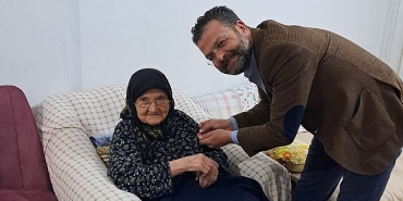 94-yasinda-bir-cumhuriyet-sevdalisi-halime-teyze-chpye-katildi.jpg