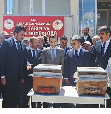 akfen-yenilenebilir-enerjiden-dunya-ari-gunu-kapsaminda-askalede-ureticilere-yuzde-70-hibeli-arili-kovan-destegi.jpg