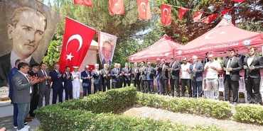 aktas-ve-buyukakin-dua-okudu-karanfil-birakti.jpg