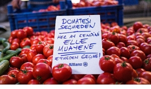allianzdan-meme-kanseri-farkindalik-ayina-ozel-proje-pazarda-elle-muayene.jpg