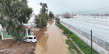 antalya-buyuksehir-belediyesi-sel-afetinden-zarar-goren-vatandasin-yaninda.jpg