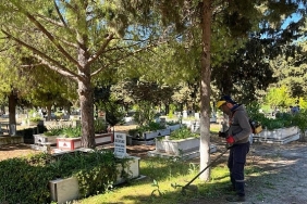 ayvalikta-mezarliklar-bayram-ziyaretlerine-hazirlandi.jpg