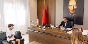 baskan-abdullah-ozyigit-minik-cevreci-aras-kayretli-ile-bulustu.jpg