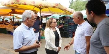 baskan-akin-pazar-esnafi-ve-vatandaslarla-bulustu.jpg