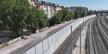 baskan-altay-banliyo-hattinda-tren-kaynakli-gurultuye-karsi-ses-bariyeri-yaptiklarini-acikladi.jpg