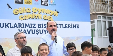 baskan-altay-gule-oynaya-camiye-gel-projesinde-bisiklet-almaya-hak-kazanan-cocuklara-bisikletlerini-hediye-etti.jpg