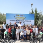 baskan-altay-ve-baskan-kavus-40-gun-camiye-gelen-cocuklarin-bisiklet-sevincine-ortak-oldu.jpg