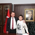 baskan-aydin-koltugunu-cocuklara-devretti.jpg