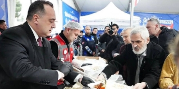 baskan-besim-dutlulu-binlerce-manisaliyla-iftar-sofrasinda-bulustu.jpg
