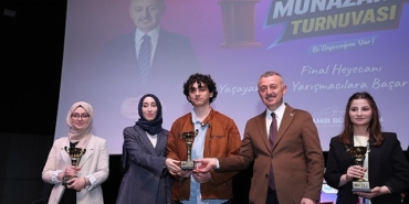 baskan-buyukakin-genclerin-munazarasindan-cok-etkilendi-yarinlarimiz-emin-ellerde.jpg