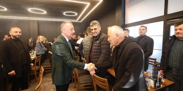 baskan-buyukakin-seymen-esnafiyla-bulustu.jpg