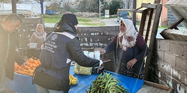 baskan-cercioglu-soguk-havalarda-vatandaslarin-ve-pazarci-esnaflarinin-yaninda-olmaya-devam-ediyor.jpg