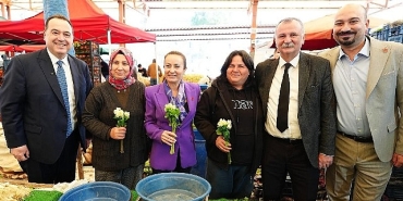 baskan-dutluludan-8-marta-cicekli-kutlama.jpg