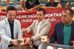 baskan-erkan-aydin-hamitlerde-asure-bereketini-vatandaslarla-paylasti.jpg