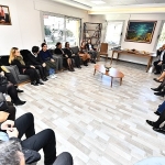 baskan-esleri-balcovada-bulustu.jpg