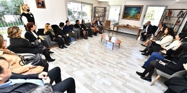 baskan-esleri-balcovada-bulustu.jpg