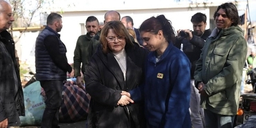 baskan-gencaydan-evi-yanan-aileye-yardim-eli.jpg