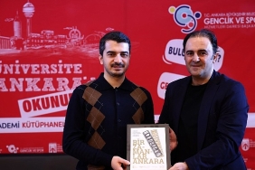 baskan-guner-genc-akademide-genclerle-bulustu.jpg