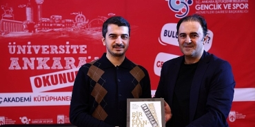 baskan-guner-genc-akademide-genclerle-bulustu.jpg