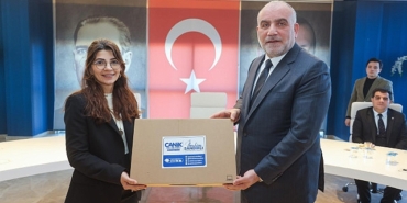 baskan-ibrahim-sandikcidan-ogretmenlere-laptop.jpg