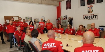 baskan-kinaydan-akut-izmir-ekibine-taziye-ziyareti.jpg