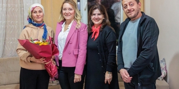 baskan-mutlu-yeni-yili-komsulariyla-birlikte-karsiladi.jpg