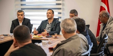 baskan-omer-eski-muhtarlarla-bulustu-bornovayi-birlikte-yonetiyoruz.jpg