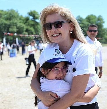 baskan-ovalioglu-ogrencilerle-birlikte-atik-topladi.jpg