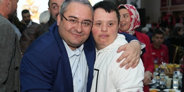 baskan-ozarslan-soz-verdi-yeni-yili-ozel-bireylerle-kutladi.jpg