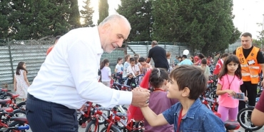 baskan-sandikcidan-davet-tum-cocuklar-hediyelerine-kavusuyor.jpg