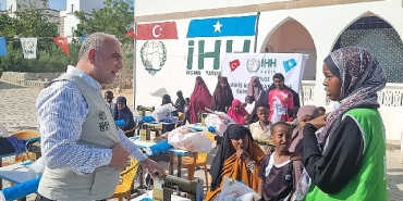 baskan-sandikcidan-somalide-gonul-koprusu.jpg