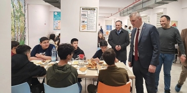 baskan-sezer-ramazan-bereketini-golcuklulerle-paylasiyor.jpg