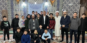 baskan-sezer-teravih-sonrasi-genclerle-bir-araya-geldi.jpg