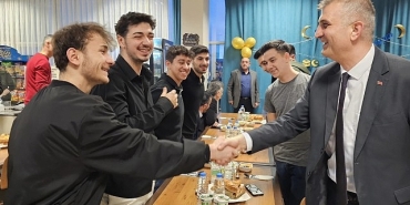 baskan-sezer-universite-ogrencileri-ile-iftarda-bulustu.jpg