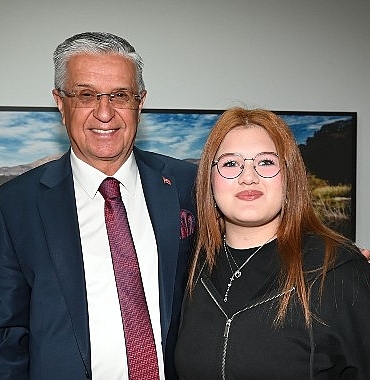 baskan-topalogluna-anlamli-hediye.jpg