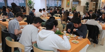 baskan-topaloglundan-ogrencilere-iftar-yemegi.jpg