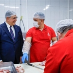 baskan-tugay-asevinde-yemek-hazirligina-katildi.jpg
