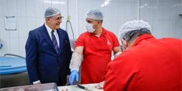 baskan-tugay-asevinde-yemek-hazirligina-katildi.jpg