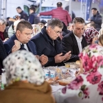 baskan-tugay-bayindirlilarla-ayni-sofrada-bulustu-gercek-zenginlik-bir-arada-olabilmek.jpg