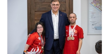 baskan-tugay-izmirin-gururu-buyuksehir-sporcularini-agirladi.jpg