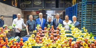 baskan-tugay-izmirin-hal-esnafiyla-bulustu.jpg