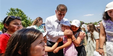 baskan-tugay-sozunu-tuttu-cocuklarin-yuzu-guldu.jpg