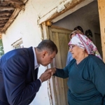 baskan-tugaydan-yanginda-vefat-eden-sahinin-aile-evine-taziye-ziyareti.jpg