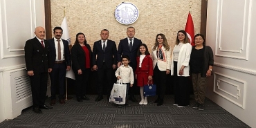 baskan-uzun-makamini-cocuk-baskana-devretti.jpg