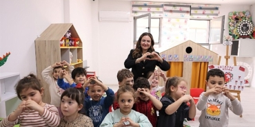baskan-vekili-ozdemir-cocuklarla-kreste-bulustu.jpg