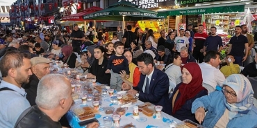 bayrakli-belediyesi-ramazan-sofralarini-mahallelere-tasiyor.jpg